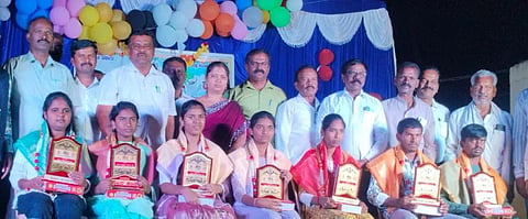 ಬುಯ್ಯನ ದೊಡ್ಡಿ ಸರ್ಕಾರಿ ಹಿರಿಯ ಪ್ರಾಥಮಿಕ ಶಾಲೆಯಲ್ಲಿ ಪ್ರತಿಭಾವಂತ ವಿದ್ಯಾರ್ಥಿಗಳನ್ನು ಸನ್ಮಾನಿಸಿರುವುದು. ಉಮಾ, ಮಲ್ಲಿಕಾರ್ಜುನ, ಶಿವಶಂಕರ, ದಾಸೇಗೌಡ, ನಾಗರಾಜು ಇತರರಿದ್ದರು.