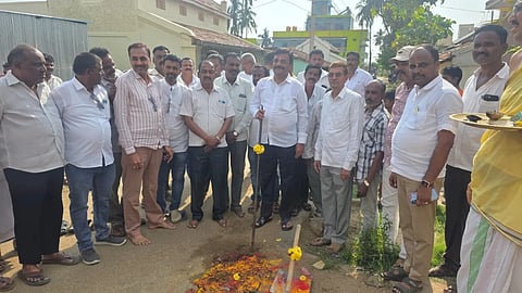ಹಲಗೂರಿನಲ್ಲಿ ರಸ್ತೆ ಅಭಿವೃದ್ಧಿ ಕಾಮಗಾರಿಗೆ ಶಾಸಕ ಪಿ.ಎಂ.ನರೇಂದ್ರಸ್ವಾಮಿ ಭೂಮಿ ಪೂಜೆ ನೆರವೇರಿಸಿದರು. ಕುಂತೂರು ಗೋಪಾಲ್, ಎಚ್.ಕೆ.ಕೃಷ್ಣಮೂರ್ತಿ, ದೇವಿರಹಳ್ಳಿ ಕುಮಾರ್, ಬ್ಯಾಡರಹಳ್ಳಿ ರವಿಕುಮಾರ್ ಇತರರು ಇದ್ದರು.  