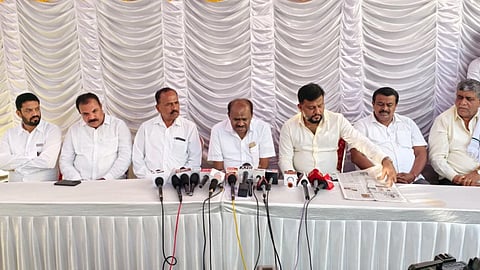 ಸುದ್ದಿಗೋಷ್ಠಿಯಲ್ಲಿ ಕೇಂದ್ರ ಸಚಿವ ಎಚ್.ಡಿ.ಕುಮಾರಸ್ವಾಮಿ ಮಾತನಾಡಿದರು. ಶಾಸಕ ಸ್ವರೂಪ್ ಪ್ರಕಾಶ್, ಸಿ.ಎನ್.ಬಾಲಕೃಷ್ಣ, ಕೆ.ಎಸ್.ಲಿಂಗೇಶ್ ಇತರರಿದ್ದರು.