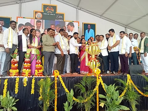ನಗರದಲ್ಲಿ ಆಯೋಜಿಸಿದ್ದ ಸರ್ಕಾರಿ ನೌಕರರ ಕ್ರೀಡಾಕೂಟ ಮತ್ತು ಸಾಂಸ್ಕೃತಿಕ ಕಾರ್ಯಕ್ರಮವನ್ನು ಗಣ್ಯರು ಉದ್ಘಾಟಿಸಿದರು. ಶಾಸಕ ಸ್ವರೂಪ್ ಪ್ರಕಾಶ್, ಡಿಸಿ ಲತಾ ಕುಮಾರಿ, ಶಾಸಕ ಸಿ.ಎನ್.ಬಾಲಕೃಷ್ಣ, ಬಿ.ಪಿ.ಕೃಷ್ಣೇಗೌಡ, ಎಸ್ಪಿ ಶುಭಾನ್ವಿತಾ, ಜಗದೀಶ್ ಗಂಗಣ್ಣನವರ್ ಇದ್ದರು.