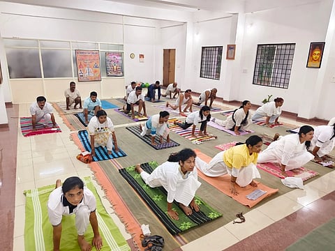 ನಂ.1 ಕನ್ನಡ ದಿನ ಪತ್ರಿಕೆ ವಿಜಯವಾಣಿ ಸಹಯೋಗದೊಂದಿಗೆ ಭಾನುವಾರ ನಗರದ ಮಹಾರಾಜ ಪಾರ್ಕ್ ನಲ್ಲಿರುವ ಶ್ರೀವಿವೇಕಾನಂದ ಯೋಗ ಶಿಕ್ಷಣ ಶಾಲೆಯಲ್ಲಿ ಹಮ್ಮಿಕೊಂಡಿದ್ದ 12ನೇ ಅಂತಾರಾಷ್ಟ್ರೀಯ ಯೋಗ ದಿನಾಚರಣೆ ಕಾರ್ಯಕ್ರಮದಲ್ಲಿ ಯೋಗಪಟುಗಳು ಯೋಗಾಭ್ಯಾಸ ಮಾಡಿದರು.ಯೋಗ ಗುರು ಗೊರೂರು ಶಿವೇಶ್ ಮಾತನಾಡಿದರು. ಹರೀಶ್, ಧರ್ಮಣ್ಣ, ಪುಟ್ಟಪ್ಪ ಇತರರಿದ್ದರು.