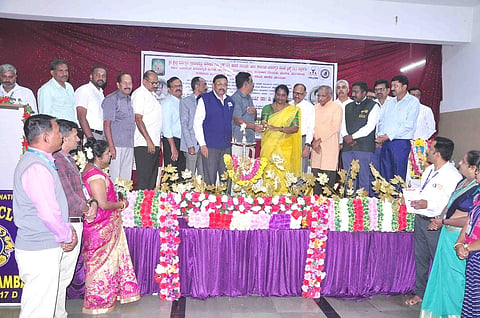 ಶ್ರೀ ಧರ್ಮಸ್ಥಳ ಮಂಜುನಾಥೇಶ್ವರ ವ್ಯಸನಮುಕ್ತ ಮತ್ತು ಸಂಶೋಧನಾ ಕೇಂದ್ರ, ಲೈಲ್, ಉಜಿರೆಯ ವಿಸ್ತರಣಾ ಕಾರ್ಯಕ್ರಮದ ಅಂಗವಾಗಿ ಹಮ್ಮಿಕೊಳ್ಳಲಾದ 2092ನೇ ಮದ್ಯವರ್ಜನ ಶಿಬಿರಕ್ಕೆ ನಗರದ ಎಂ.ಜಿ. ರಸ್ತೆಯಲ್ಲಿರುವ ಕುರುಹಿನ ಶೆಟ್ಟಿ ಭವನದಲ್ಲಿ ಚಾಲನೆ ನೀಡಲಾಯಿತು. ಕೆ.ಸಿ. ಕೃಷ್ಣಶೆಟ್ಟಿ,  ಎಚ್.ಎಸ್. ಮಂಜುನಾಥ ಮೂರ್ತಿ, ಮಹಾಬಲ ಕುಲಾಲ್ ಇತರರಿದ್ದರು.