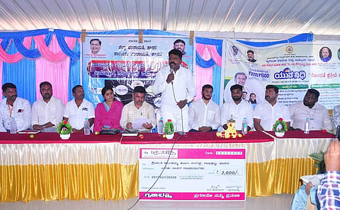 ನಿಟ್ಟೂರು ಗ್ರಾಮ ಪಂಚಾಯಿತಿ ಆವರಣದಲ್ಲಿ ಗ್ಯಾರಂಟಿ ಯೋಜನೆಗಳ ಮಾಹಿತಿ ಸಭೆ ನಡೆಯಿತು.ಬನವಾಸೆ ರಂಗಸ್ವಾಮಿ, ಎಚ್.ಡಿ.ಗಿರೀಶ್, ಎನ್.ಎಸ್.ಆದರ್ಶ, ಕೆ.ಎಸ್. ಲಿಖಿತ್ ಇದ್ದರು.