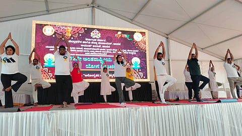 ಹಾಸನ ಜಿಲ್ಲಾ ಕ್ರೀಡಾಂಗಣದ ಹಾಕಿ ಮೈದಾನದಲ್ಲಿ ಆಯೋಜಿಸಿದ್ದ 12ನೇ ಅಂತಾರಾಷ್ಟ್ರೀಯ ಯೋಗ ದಿನ ಕಾರ್ಯಕ್ರಮದಲ್ಲಿ ಗಣ್ಯರು ಯೋಗಾಭ್ಯಾಸ ಮಾಡಿದರು. ಸಂಸದ ಶ್ರೇಯಸ್ ಪಟೇಲ್, ಶಾಸಕ ಸ್ವರೂಪ್ ಪ್ರಕಾಶ್, ಜಿಲ್ಲಾಧಿಕಾರಿ ಕೆ.ಎಸ್. ಲತಾ ಕುಮಾರಿ, ಜಿಲ್ಲಾ ಪಂಚಾಯಿತಿ ಸಿಇಒ ಶುಭಂ ಶುಕ್ಲಾ, ರಾಜ್ಯ ಸರ್ಕಾರಿ ನೌಕರರ ಜಿಲ್ಲಾಧ್ಯಕ್ಷ ಕೃಷ್ಣೇಗೌಡ ಇತರರಿದ್ದರು.