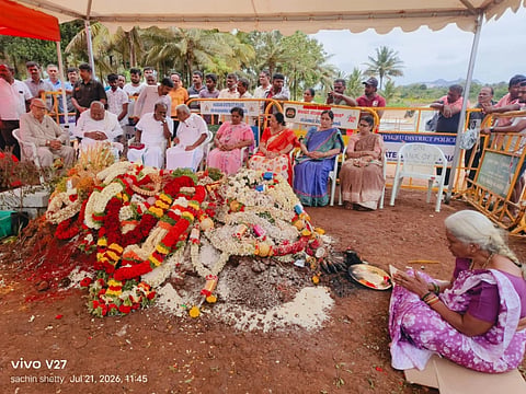 ಚೆನ್ನಮ್ಮ ಅವರ ಸಮಾಧಿ ಬಳಿ ಕುಟುಂಬ ಸದಸ್ಯರು ಪೂಜೆ ಸಲ್ಲಿಸಿದರು. ಎಚ್.ಡಿ.ದೇವೇಗೌಡ, ಎಚ್.ಡಿ.ಕುಮಾರಸ್ವಾಮಿ, ಎಚ್.ಡಿ.ರೇವಣ್ಣ, ಭವಾನಿ, ಶೈಲಜಾ, ಅನಸೂಯಾ ಇತರರಿದ್ದರು.