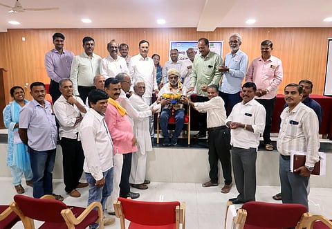  ಹಾಸನ ನಗರದ ಜಂಟಿ ಕೃಷಿ ನಿರ್ದೇಶಕರ ಕಚೇರಿಯಲ್ಲಿ ರಾಜ್ಯೋತ್ಸವ ಪ್ರಶಸ್ತಿ ಪುರಸ್ಕೃತ ನೈಸರ್ಗಿಕ ಕೃಷಿಕ ಚಂದ್ರಶೇಖರ್ ಅವರನ್ನು ಸನ್ಮಾನಿಸಲಾಯಿತು. ಶ್ರೀನಿವಾಸ್ ದೇಶಪಾಂಡೆ,  ಡಾ.ಎಂ.ಸಿ.ರಂಗಸ್ವಾಮಿ, ಎಚ್.ಆರ್. ಯೋಗೇಶ್, ಎ.ಎಸ್. ಕೋಕಿಲಾ ಹಾಗೂ ಬಿ.ಎನ್.ಪ್ರಭಾಕರ್, ಪಶುಪಾಲನೆ ಇಲಾಖೆ ಉಪ ನಿರ್ದೇಶಕ ಡಾ.ಆರ್.ಕೆ. ರಮೇಶ್ ಇತರರಿದ್ದರು.