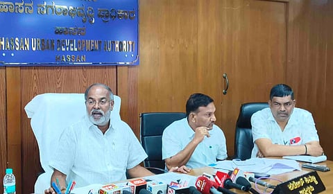 ಸುದ್ದಿಗೋಷ್ಠಿಯಲ್ಲಿ ಹುಡಾ ಅಧ್ಯಕ್ಷ ಪಟೇಲ್ ಶಿವಪ್ಪ, ಹುಡಾ ಆಯುಕ್ತ ರಮೇಶ್, ಶಿವಕುಮಾರ್ ಇದ್ದರು.