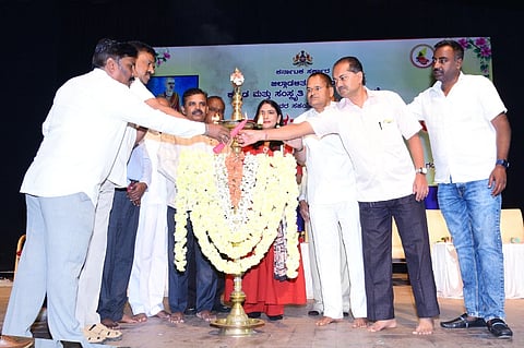 ಹಾಸನ ನಗರದ ಹಾಸನಾಂಬ ಕಲಾ ಕ್ಷೇತ್ರದಲ್ಲಿ ಜಿಲ್ಲಾಡಳಿತ, ಕನ್ನಡ ಮತ್ತು ಸಂಸ್ಕೃತಿ ಇಲಾಖೆ ಸಹಯೋಗದಲ್ಲಿ ಸಂತ ಕವಿ ಸರ್ವಜ್ಞ ಜಯಂತಿ ಕಾರ್ಯಕ್ರಮವನ್ನು ಗಣ್ಯರು ಉದ್ಘಾಟಿಸಿದರು. ಡಿಸಿ ಕೆ.ಎಸ್ ಲತಾ ಕುಮಾರಿ, ಮಲ್ಲೇಶ್ ಗೌಡ,  ಬಿ.ಡಿ ಶಂಕರೇಗೌಡ, ಬಾಬು, ಎಚ್.ಪಿ.ತಾರಾನಾಥ್ ಇತರರಿದ್ದರು.