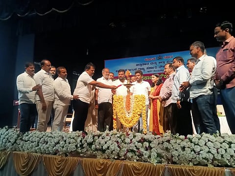 ಹಾಸನ ನಗರದ ಹಾಸನಾಂಬ ಕಲಾಕ್ಷೇತ್ರದಲ್ಲಿ ಏರ್ಪಡಿಸಿದ್ದ ಕರ್ನಾಟಕ ರಾಜ್ಯ ಸರ್ಕಾರಿ ನೌಕರರ ದಿನಾಚರಣೆ ಹಾಗೂ 2024 ನೇ ಮತ್ತು 2025ನೇ ಸಾಲಿನ ಜಿಲ್ಲಾ ಮಟ್ಟದ ಸರ್ವೋತ್ತಮ ಸೇವಾ ಪ್ರಶಸ್ತಿ ಪ್ರದಾನ ಸಮಾರಂಭವನ್ನು ಗಣ್ಯರು ಉದ್ಘಾಟಿಸಿದರು. ಸಂಸದ ಶ್ರೇಯಸ್ ಪಟೇಲ್, ಶಾಸಕ ಸ್ವರೂಪ್ ಪ್ರಕಾಶ್, ಡಿಸಿ ಲತಾಕುಮಾರಿ, ಪಟೇಲ್ ಶಿವಪ್ಪ ಇತರರಿದ್ದರು.