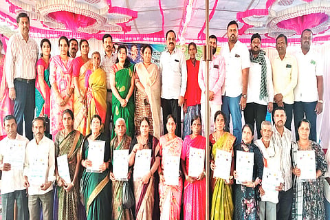 ಕಡೂರಿನ ವಿ.ಯರದಕೆರೆ ಗ್ರಾಮದಲ್ಲಿ ನಡೆದ ಜನಸಂಪರ್ಕ ಸಭೆಯಲ್ಲಿ ರಾಮೇನಹಳ್ಳಿ ತಾಂಡ್ಯದ 21 ಜನ ಲಾನುಭವಿಗಳಿಗೆ ಶಾಸಕ ಕೆ.ಎಸ್.ಆನಂದ್ ಹಕ್ಕುಪತ್ರಗಳನ್ನು ವಿತರಿಸಿದರು. 