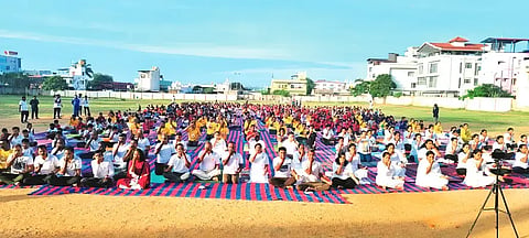 ಅಂತಾರಾಷ್ಟ್ರೀಯ ಯೋಗಾ ದಿನಾಚರಣೆ ಅಂಗವಾಗಿ ಕಡೂರಿನಲ್ಲಿ ಶ್ರೀ ರಾಘವೇಂದ್ರ ಯೋಗ ಅಸೋಸಿಯೇಷನ್‌ಯಿಂದ ಸಾಮೂಹಿಕ ಯೋಗಾಭ್ಯಾಸ ನಡೆಯಿತು. 