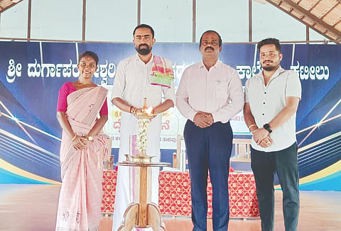 ಕಟೀಲಿನ ಶ್ರೀ ದುರ್ಗಾಪರಮೇಶ್ವರೀ ದೇವಳ ಪ್ರಥಮ ದರ್ಜೆ ಕಾಲೇಜಿನಲ್ಲಿ ಪ್ರಚಾರೋಪನ್ಯಾಸ ಉಪನ್ಯಾಸ ಮಾಲಿಕೆ ನೆರವೇರಿತು. ಮನ್ಮಥ ಶೆಟ್ಟಿ ಪುತ್ತೂರು, ಡಾ.ವಿಜಯ ವಿ., ಪ್ರಸಾದ್ ಅಂಚನ್ ಮತ್ತಿತರರಿದ್ದರು.