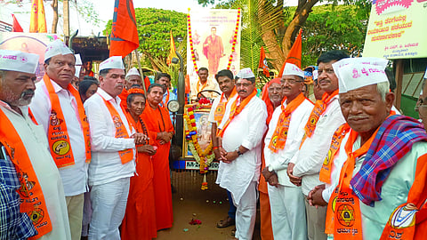 ಚನ್ನಮ್ಮನ ಕಿತ್ತೂರು ಪಟ್ಟಣದಲ್ಲಿ ಬಸವೇಶ್ವರ ಭಾವಚಿತ್ರ ಮೆರವಣಿಗೆಗೆ ಗಣ್ಯರು ಚಾಲನೆ ನೀಡಿದರು. ಪಂಚಾಕ್ಷರಿ ಸ್ವಾಮೀಜಿ, ಶಾಸಕ ಬಾಬಾಸಾಹೇಬ ಪಾಟೀಲ, ಮಾಜಿ ಶಾಸಕ ಮಹಾಂತೇಶ ದೊಡಗೌಡರ ಇತರರಿದ್ದರು.