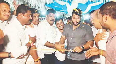 ಕಿಕ್ಕೇರಿ ಹೋಬಳಿಯ ತುಳಸಿ ಗ್ರಾಮದಲ್ಲಿ ನೂತನವಾಗಿ ನಿರ್ಮಿಸಿರುವ ಬಸವೇಶ್ವರ ದೇಗುಲ ಉದ್ಘಾಟನಾ ಸಮಾರಂಭದಲ್ಲಿ ಜೆಡಿಎಸ್ ಯುವ ಘಟಕ ರಾಜ್ಯಾಧ್ಯಕ್ಷ ನಿಖಿಲ್ ಕುಮಾರಸ್ವಾಮಿ, ಶಾಸಕ ಎಚ್.ಟಿ. ಮಂಜು, ಕೆ.ಬಿ. ಮಧು, ಕೃಷ್ಣೇಗೌಡ, ಶೇಖರ್, ಮಲ್ಲೇಶ್, ರಮೇಶ್ ಮತ್ತಿತರರಿದ್ದರು. 