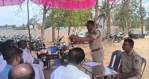 ಕಿಕ್ಕೇರಿ ಆರಕ್ಷಕ ಠಾಣೆಯಲ್ಲಿ ಕಿಕ್ಕೇರಮ್ಮ ಜಾತ್ರೋತ್ಸವ ಅಂಗವಾಗಿ ಪೂರ್ವಭಾವಿ ಸಭೆಯಲ್ಲಿ ಇನ್‌ಸ್ಪೆಕ್ಟರ್ ಜಯರಾಂ ಮಾತನಾಡಿದರು.ಲಕ್ಷ್ಮೀಪುರ ಗ್ರಾಮದ ಕೆಂಚಮ್ಮ, ಮಾರಮ್ಮ, ದೊಡ್ಡಹಟ್ಟಿ ವಠಾರದ ಮುಖಂಡರು, ಕಿಕ್ಕೇರಿ ಹಾಗೂ ಸುತ್ತಮುತ್ತಲ ಗ್ರಾಮಗಳ ಗಣ್ಯರು ಸಭೆಯಲ್ಲಿ ಹಾಜರಿದ್ದರು. 