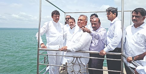 ಹುಣಸಗಿ ತಾಲೂಕಿನ ನಾರಾಯಣಪುರದ ಬಸವಸಾಗರ ಜಲಾಶಯದ ಮುಖ್ಯ ಕ್ರಸ್ಟ್ ಗೇಟ್‌ಗಳ ನಿರ್ವಹಣೆಯನ್ನು ಸಚಿವ ರಾಮಲಿಂಗಾರೆಡ್ಡಿ ಮಂಗಳವಾರ ವೀಕ್ಷಿಸಿದರು. ಶಾಸಕರಾದ ರಾಜÁ ವೇಣುಗೋಪಾಲ ನಾಯಕ, ಸಿ.ಎಸ್.ನಾಡಗೌಡ, ಕೆಬಿಜೆಎನ್‌ಎಲ್ ಎಂಡಿ ಕೃಷ್ಣಮೂರ್ತಿ ಕುಲಕರ್ಣಿ ಇತರರಿದ್ದರು.