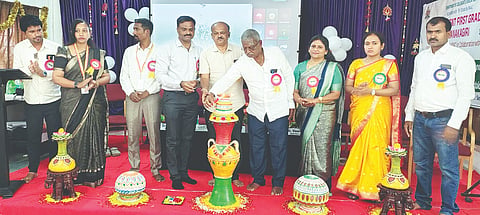 ಕನಕಗಿರಿಯ ಶ್ರೀ ಪಂಪಣ್ಣ ಶರಣಪ್ಪ ಗುಗ್ಗಳಶೆಟ್ರ ಸರ್ಕಾರಿ ಪ್ರಥಮ ದರ್ಜೆ ಕಾಲೇಜಿನಲ್ಲಿ ಹಮ್ಮಿಕೊಂಡಿದ್ದ ಸಂಶೋಧನಾ ವಿಧಾನದಲ್ಲಿ ಹೊಸ ಪ್ರವೃತ್ತಿಗಳು ವಿಷಯದ ರಾಷ್ಟ್ರೀಯ ವಿಚಾರ ಸಂಕಿರಣ ಕಾರ್ಯಕ್ರಮವನ್ನು ಭೂ ದಾನಿ ಬಸವರಾಜ ಗುಗ್ಗಳಶೆಟ್ರ ಉದ್ಘಾಟಿಸಿದರು. ಕೊಪ್ಪಳ ವಿವಿ ಸಿಂಡಿಕೇಟ್ ಸದಸ್ಯ ಡಾ.ಕೆ.ಸಿ.ಕುಲಕರ್ಣಿ, ಸಾಂಸ್ಕೃತಿಕ ಘಟಕದ ಸಂಯೋಜಕಿ ಎನ್.ಕೆ.ಲಲಿತಾ, ಹಿರಿಯ ಉಪನ್ಯಾಸಕ ವಿ.ಅಮರೇಶ್ ಇತರರಿದ್ದರು.