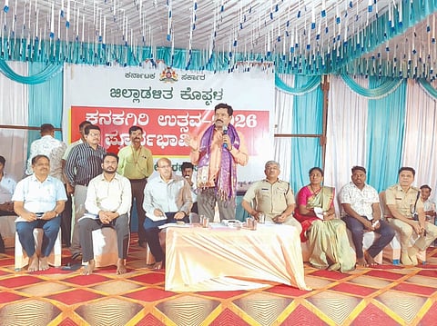 ಕನಕಗಿರಿಯ ಕನಕಾಚಲಪತಿ ದೇವಸ್ಥಾನದಲ್ಲಿ ಉತ್ಸವದ ಪೂರ್ವಭಾವಿ ಸಭೆಯಲ್ಲಿ ಸಚಿವ ಶಿವರಾಜ ತಂಗಡಗಿ ಮಾತನಾಡಿದರು.