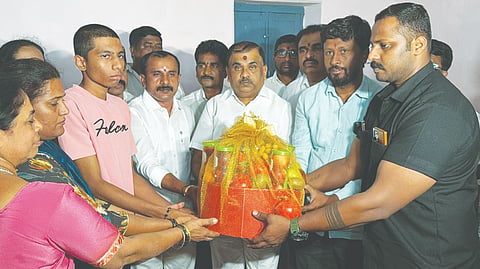 ಮೃತ ಕಾರ್ಯಕರ್ತರ ಕುಟುಂಬಕ್ಕೆ ನೆರವು  activists