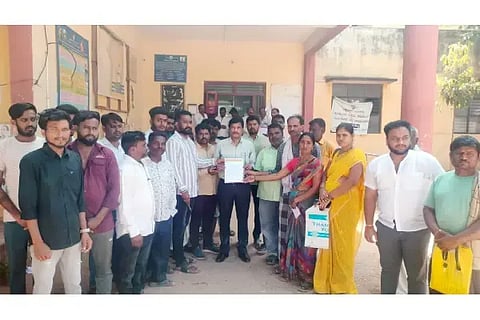 ಲಕ್ಷ್ಮೇಶ್ವರದ ಹಿಂದು ಬಾಲಕನನ್ನು ಮತಾಂತರಗೊಳಿಸುವ ಉದ್ದೇಶದಿಂದ ಅಪಹರಣ ಮಾಡಿದ ವ್ಯಕ್ತಿಯ ವಿರುದ್ಧ ಸೂಕ್ತ ಕ್ರಮ ಕೈಗೊಳ್ಳುವಂತೆ ಆಗ್ರಹಿಸಿ ಶ್ರೀರಾಮ ಸೇನೆ ಕಾರ್ಯಕರ್ತರು ತಹಸೀಲ್ದಾರ್ ಧನಂಜಯ ಎಂ. ಅವರಿಗೆ ಶುಕ್ರವಾರ ಮನವಿ ಸಲ್ಲಿಸಿದರು. 