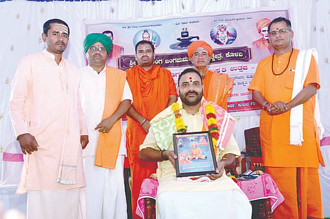 ಕೊಳವಿ ಗ್ರಾಮದ ಗುರುಲಿಂಗ ಜಂಗಮ ಮಠದಲ್ಲಿ ಈಚೆಗೆ ಹಮ್ಮಿಕೊಂಡಿದ್ದ ಯುಗಾದಿ ಮಹೋತ್ಸವ, ಶರಣ ಸಂಸ್ಕೃತಿ ಹಾಗೂ ಪ್ರವಚನ ಮಂಗಲೋತ್ಸವದ ಧರ್ಮಸಭೆಯಲ್ಲಿ ಪ್ರವಚನಕಾರ ಸದಾನಂದಶಾಸಿ ಅವರನ್ನು ಸನ್ಮಾನಿಸಲಾಯಿತು. ಸಿದ್ಧಲಿಂಗ ಸ್ವಾಮೀಜಿ, ಸಂಗಯ್ಯ ಸ್ವಾಮೀಜಿ, ಬಸವರಾಜ ಸ್ವಾಮೀಜಿ ಇತರರಿದ್ದರು.