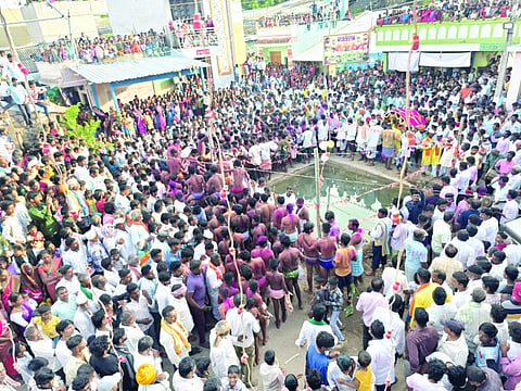 ಮಮದಾಪುರ ಗ್ರಾಮದಲ್ಲಿ ಶ್ರೀ ಮಾರುತಿ ದೇವರ ಓಕುಳಿ ಸಹಸ್ರಾರು ಭಕ್ತರ ಸಮೂಹದಲ್ಲಿ  ಭಾನುವಾರ ನೆರವೇರಿತು.