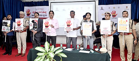 ಬೆಳಗಾವಿ ನಗರದ ಸಂಗೊಳ್ಳಿ ರಾಯಣ್ಣ ಪದವಿ ಕಾಲೇಜಿನ ಸಭಾಂಗಣದಲ್ಲಿ ಮಂಗಳವಾರ ಆಯೋಜಿಸಿದ್ದ ಡ್ರಗ್ಸ್ ವ್ಯಸನ ಮುಕ್ತ ಜಾಗೃತಿ ಕಾರ್ಯಕ್ರಮದಲ್ಲಿ  ಸತೀಶ ಜಾರಕಿಹೊಳಿ ಮಾತನಾಡಿದರು.ಮೊಹಮ್ಮದರ ರೋಷನ್, ಕೆ.ರಾಮರಾಜನ್,  ಭೂಷಣ ಬೊರಸೆ ಇತರರಿದ್ದರು.