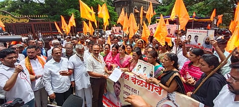 ಬೆಳಗಾವಿ ನಗರದ ಜಿಲ್ಲಾಧಿಕಾರಿ ಕಚೇರಿ ಆವರಣದಲ್ಲಿ ಮರಾಠಾ ಸಮುದಾಯ ಜನರು ಪ್ರತಿಭಟನೆ ನಡೆಸಿದರು. ರಮಾಕಾಂತ ಕುಂಡಸ್ಕರ್, ಮಾಲುಜಾ ಅಷ್ಟೇಕರ್, ಸರಿತಾ ಪಾಟೀಲ, ರೇಣು ಕಿಲ್ಲೇಕರ್,ಭರತ ಪಾಟೀಲ ಇತರರಿದ್ದರು.