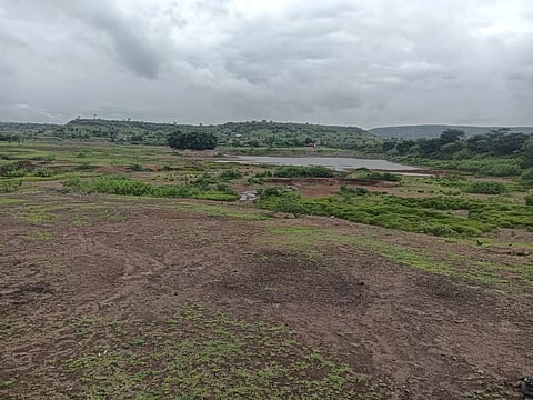  ಚಿಕ್ಕೋಡಿ ನಗರದ ಹೊರ ವಲಯದಲ್ಲಿರುವ ಕೆರೆ ನೀರಿಲ್ಲದೆ ಬತ್ತಿರುವುದು.
