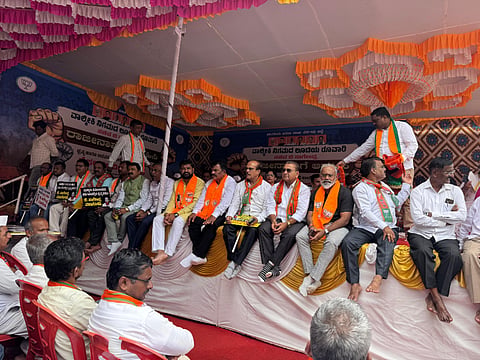  ಬೆಳಗಾವಿ ನಗರದ ಜಿಲ್ಲಾಧಿಕಾರಿ ಕಚೇರಿ ಆವರಣದಲ್ಲಿ ಶುಕ್ರವಾರ ಬಿಜೆಪಿ ಕಾರ್ಯಕರ್ತರು ಅಹೋರಾತ್ರಿ ಧರಣಿ ನಡೆಸಿದರು.