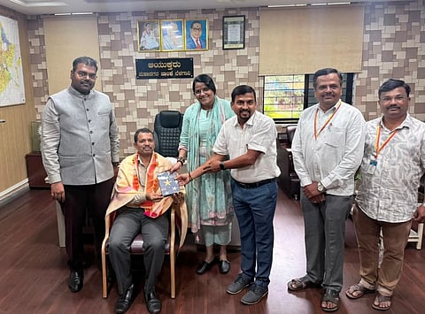   ಬೆಳಗಾವಿ ಮಹಾನಗರ ಪಾಲಿಕೆ ಕಚೇರಿಯಲಿ ಮಂಗಳವಾರ ಬಿಎಲ್‌ಒಗಳನ್ನು ಆಯುಕ್ತ ಕಾರ್ತಿಕ್,ಎಂ., ಸನ್ಮಾನಿಸಿದರು. ಡಾ.ಸಿದ್ದು ಹುಲ್ಲೋಳ್ಳಿ, ಲಕ್ಷ್ಮೀ ನಿಪ್ಪಾಣಿಕರ ಇತರರಿದ್ದರು.
