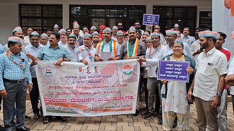  ಬೆಳಗಾವಿ ಕಾಂಗ್ರೆಸ್  ಭವನ ಆವರನದಲ್ಲಿ ಕಾರ್ಯಕರ್ತರು ಪ್ರತಿಭಟನೆ ನಡೆಸಿದರು. ವಿನಯ ನಾವಲಗಟ್ಟಿ, ಪ್ರದೀಪ ಎಂ.ಜೆ., ರಾಜಾಸಲೀಂ ಕಾಶಿವಮನವರ ಇತರರಿದ್ದರು.