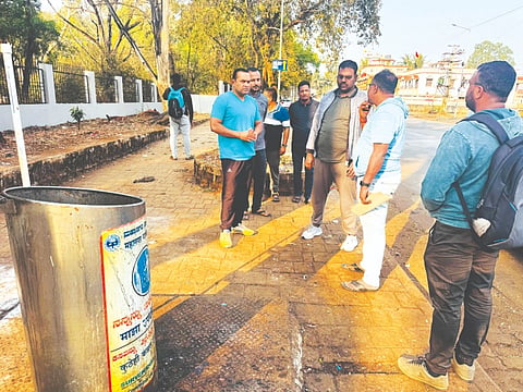 ಬೆಳಗಾವಿ ಮಹಾನಗರದಲ್ಲಿ ರಸ್ತೆ ಮೇಲೆ ಕಸ ಹಾಕದಂತೆ ಸಾರ್ವಜನಿಕರಿಗೆ ಆಯುಕ್ತ ಕಾರ್ತಿಕ ಎಂ. ಜಾಗೃತಿ ಮೂಡಿಸಿದರು. ಹಣಮಂತ ಕಲಾದಗಿ ಇತರರಿದ್ದರು.
