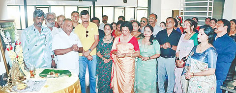 ಕೊಡಗು ಕಲಾವಿದರ ಸಂಘದ ವತಿಯಿಂದ ಕನ್ನಡ ಚಿತ್ರರಂಗದ ಖ್ಯಾತ ನಿರ್ದೇಶಕ, ನಟ ಹಾಗೂ ಕೊಡವ ಧಾರಾವಾಹಿಗಳ ನಿರ್ದೇಶಕ ದಿ.ಎ.ಟಿ.ರಘು ಅವರ ಮೊದಲ ವರ್ಷದ ಪುಣ್ಯಸ್ಮರಣೆ ಕಾರ್ಯಕ್ರಮ ನಡೆಯಿತು. ಕೊಟ್ಟುಕತ್ತೀರ ಪ್ರಕಾಶ್ ಕಾರ್ಯಪ್ಪ, ಬಯವಂಡ ಬಿನು ಸಚಿನ್,  ನೆರವಂಡ ಉಮೇಶ್, ಪುಗ್ಗೇರ ಆಕಾಶ್, ಅಲ್ಲಾರಂಡ ವಿಠಲ್ ನಂಜಪ್ಪ, ಚೆರುವಾಳಂಡ ಸುಜಲ ನಾಣಯ್ಯ  ಮತ್ತಿತರರು ಇದ್ದರು.