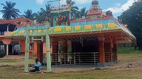 ವಾರ್ಷಿಕ ಹಬ್ಬ ಮತ್ತು ಜಾತ್ರೆ ಹಿನ್ನೆಲೆಯಲ್ಲಿ ತೊರೆನೂರು ವಿರಕ್ತ ಮಠದಲ್ಲಿರುವ ಗ್ರಾಮದೇವತೆ ದೊಡ್ಡಮ್ಮ ದೇವಿಯ ದೇವಸ್ಥಾನದಲ್ಲಿ ಸಿದ್ಧತಾ ಕಾರ್ಯ ನಡೆಯುತ್ತಿದೆ.