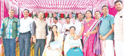 ಮೇಲುಕೋಟೆಯ ಸರ್ಕಾರಿ ಪ್ರಥಮ ದರ್ಜೆ ಕಾಲೇಜಿನ ವಾರ್ಷಿಕೋತ್ಸವ ಮತ್ತು ಪಠ್ಯೇತರ ಚಟುವಟಿಕೆಗಳ ಸಮಾರೋಪ ಸಮಾರಂಭದಲ್ಲಿ ವಿದ್ಯಾರ್ಥಿನಿ ದೀಪಿಕಾ ಮತ್ತು ವೈಶಾಲಿ ಅವರನ್ನು ಅಭಿನಂದಿಸಲಾಯಿತು. ಪ್ರಾಂಶುಪಾಲ ಡಾ.ನಂಜುಂಡಯ್ಯ,  ಹಾಸ್ಯ ಕಲಾವಿದ ಹಾಲತಿ ಜಯರಾಮು, ಸ್ಥಾನಿಕಂ ಸಂತಾನರಾಮನ್, ಸ್ವಾಮಿ, ಅಮೃತಿ ಶಂಕರ್, ಡಾ.ಸುಮಾ, ಡಾ.ಭವಾನಿ ಇತರರಿದ್ದರು.