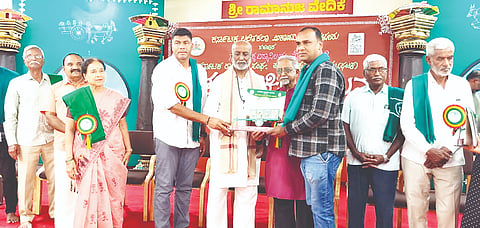 ಮೇಲುಕೋಟೆಯ ಭಗವದ್ರಾಮಾನುಜ ಸಂಸ್ಕೃತ ಸಂಶೋಧನಾ ಕೇಂದ್ರದಲ್ಲಿ ಆಯೋಜಿಸಿದ್ದ ರೈತ ಚಿತ್ರ ನಮನ ಶಿಬಿರದ ಸಮಾರೋಪ ಸಮಾರಂಭದಲ್ಲಿ ಕಲಾವಿದರನ್ನು ಸನ್ಮಾನಿಸಲಾಯಿತು.