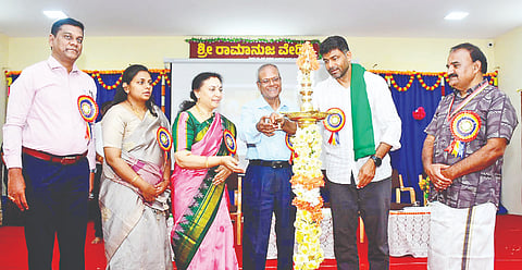 ಮೇಲುಕೋಟೆಯಲ್ಲಿ ಭಗವದ್ರಾಮಾನುಜ ರಾಷ್ಟ್ರೀಯ ಸಂಸ್ಕೃತ ಸಂಶೋಧನಾ ಸಂಸ್ಥೆಯ ಸುವರ್ಣ ಮಹೋತ್ಸವನ್ನು ಶಾಸಕ ದರ್ಶನ್ ಪುಟ್ಟಣ್ಣಯ್ಯ ಉದ್ಘಾಟಿಸಿದರು. ಕರ್ನಾಟಕ ಸಂಸ್ಕೃತ ವಿವಿ ಕುಲಪತಿ ಡಾ.ಅಹಲ್ಯಾ ಇತರರು ಇದ್ದರು.