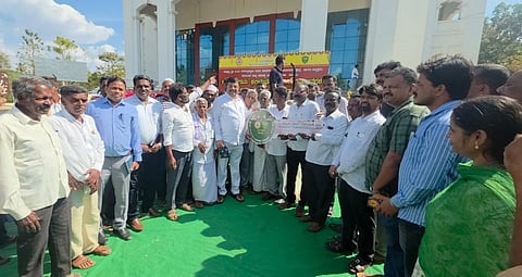 ಮಳವಳ್ಳಿ ಪಟ್ಟಣದ ಅಂಬೇಡ್ಕರ್ ಭವನದ ಆವರಣದಲ್ಲಿ ಕೃಷಿ ಇಲಾಖೆ ಫಲಾನುಭವಿಗಳ ವಿವಿಧ ಯೋಜನೆಯ ಸವಲತ್ತುಗಳನ್ನು ಶಾಸಕ ಪಿ.ಎಂ.ನರೇಂದ್ರಸ್ವಾಮಿ ವಿತರಣೆ ಮಾಡಿದರು. ತಹಸೀಲ್ದಾರ್ ಲೋಕೇಶ್, ತಾಪಂ ಇಒ ಶ್ರೀನಿವಾಸ್, ಕೃಷಿ ಇಲಾಖೆ ಸಹಾಯಕ ನಿರ್ದೇಶಕ ನವೀನ್, ಮುಖಂಡರಾದ ದೊಡ್ಡಯ್ಯ, ನೂರುಲ್ಲಾಮ , ಮಹದೇವು, ಲಿಂಗರಾಜು ಇದ್ದರು.
