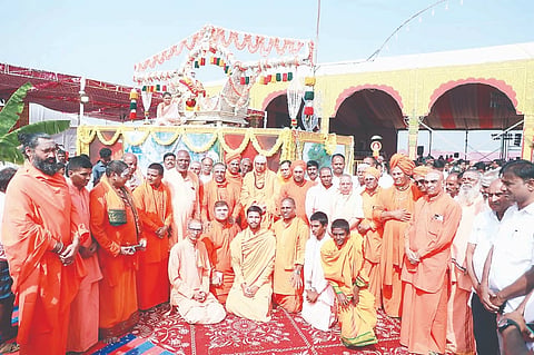 ಮಳವಳ್ಳಿ ಪಟ್ಟಣದಲ್ಲಿ ಭಾನುವಾರ ನಡೆದ ಶಿವರಾತ್ರೀಶ್ವರ ಶಿವಯೋಗಿಗಳ ಬೆಳ್ಳಿ ಪಲ್ಲಕ್ಕಿ ಉತ್ಸವ ಮೂರ್ತಿ ಮೆರವಣಿಗೆಗೆ ಶ್ರೀ ಶಿವರಾತ್ರಿ ದೇಶಿಕೇಂದ್ರ ಸ್ವಾಮೀಜಿ ಚಾಲನೆ ನೀಡಿದರು. 