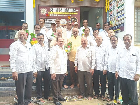 ನಿಪ್ಪಾಣಿಯ ಶ್ರೀ ಶ್ರದ್ಧಾ ಕ್ರೆಡಿಟ್ ಸೌಹಾರ್ದ ಸಹಕಾರ ಸಂಘದ ಅಕ್ಕೋಳ ಶಾಖೆ ಸ್ಥಳಾಂತರ ಸಮಾರಂಭದಲ್ಲಿ ಚಂದ್ರಕಾಂತ ಕೋಠಿವಾಲೆ, ಅನಿಕೇತ ಕುಲಕರ್ಣಿ, ಶಿವಮೂರ್ತಿ ಸ್ವಾಮಿ, ಸುರೇಶ ಕೋಠಿವಾಲೆ ಇತರರಿದ್ದರು.