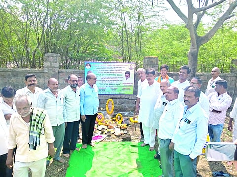ನೇಸರಗಿ ಎಪಿಎಂಸಿ ಉಪ ಮಾರುಕಟ್ಟೆ ಪ್ರಾಂಗಣದಲ್ಲಿ ಹಮ್ಮಿಕೊಂಡಿದ್ದ 80 ಎಂಟಿ ಸಾಮರ್ಥ್ಯದ ಇಲೆಕ್ಟ್ರಾನಿಕ್ ತೂಕದ ಯಂತ್ರ ನಿರ್ಮಾಣದ ಭೂಮಿಪೂಜೆ ಕಾರ್ಯಕ್ರಮದಲ್ಲಿ ಶಾಸಕ ಬಾಬಾಸಾಹೇಬ ಪಾಟೀಲ, ಬಾಳಪ್ಪ ಮಾಳಗಿ, ಎ.ಆರ್.ಮಾಳಣ್ಣವರ ಇತರರಿದ್ದರು.