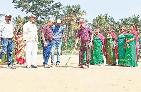 ವಿ ಬಾಡಗದಲ್ಲಿ ಕೌಟುಂಬಿಕ ಹಾಕಿ ಪಂದ್ಯಾವಳಿಗೆ ಗಣ್ಯರು ಚಾಲನೆ ನೀಡಿದರು. ಬಾಳೆಯಡ ಕಾಳಯ್ಯ ಸುಬ್ರಮಣಿ , ಸುಜಾ ಕುಶಾಲಪ್ಪ, ಅಮ್ಮುಣಿಚಂಡ ರಂಜು ಪೂಣಚ್ಚ, ಪಳಂಗಂಡ ಲವಕುಮಾರ್, ಕೊಲ್ಲೀರ ಬೋಪಣ್ಣ ಇತರರು ಇದ್ದರು.