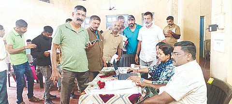 ಪೊನ್ನಂಪೇಟೆ: ಪ್ರಗತಿ ಆಟೋ ಚಾಲಕರ ಮತ್ತು ಮಾಲೀಕರ ಸಂಘದಿಂದ ಕಾರ್ಮಿಕ ಇಲಾಖೆ ಸಹಯೋಗದಲ್ಲಿ ಆಟೋ ಚಾಲಕರಿಗೆ ಕಾರ್ಮಿಕ ಕಾರ್ಡ್ ವಿತರಣೆ ಮಾಡಲಾಯಿತು. 