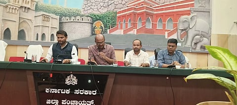 ರಾಯಚೂರಿನ ಜಿಪಂ ಸಭಾಂಗಣದಲ್ಲಿ  ಶನಿವಾರ ಜಿಪಂ ಸಿಇಓ ಈಶ್ವರ ಕುಮಾರ ಕಾಂದೊ ಅಧ್ಯಕ್ಷತೆಯಲ್ಲಿ  ವಿಕಸಿತ ಭಾರತ  ಗ್ಯಾರಂಟಿ ಫಾರ್ ರೋಜಗಾರ ಅಂಡ್ ಆಜೀವಿತ ಮಿಷನ್ ಗ್ರಾಮೀಣ ಯೋಜನೆ ಕುರಿತು ಒಂದು ದಿನದ ತರಬೇತಿ ನಡೆಯಿತು. ಜಿಪಂ ಯೋಜನಾ ನಿರ್ದೇಶಕ ಶರಣಬಸವರಾಜ, ಉಪಕಾರ್ಯದರ್ಶಿ ಹಾಲಸಿದ್ದಪ್ಪ ಪೂಜಾರಿ, ಮುಖ್ಯ ಲೆಕ್ಕಾಧಿಕಾರಿ ವಿಜಯಶಂಕರ ಇದ್ದರು.
