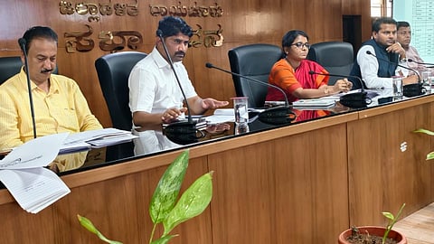 ರಾಯಚೂರಿನ ಜಿಲ್ಲಾಧಿಕಾರಿಗಳ ಸಭಾಂಗಣದಲ್ಲಿ ಜಿಲ್ಲಾಧಿಕಾರಿ ಪೂವಿತಾ ಎಸ್. ಅಧ್ಯಕ್ಷತೆಯಲ್ಲಿ  ಜಿಲ್ಲಾ ಮತ್ತು ತಾಲ್ಲೂಕು ಮಟ್ಟದ ವಿವಿಧ ಇಲಾಖೆಯ ಅಧಿಕಾರಿಗಳೊಂದಿಗೆ ಸಭೆ ನಡೆಸಿದರು. ಜಿಪಂ ಸಿಇಓ ಈಶ್ವರ ಕುಮಾರ ಕಾಂದೊ, ಎಸಿಗಳಾದ ಡಾ.ಹಂಪಣ್ಣ ಸಜ್ಜನ್, ಬಸವೇಣ್ಣಪ್ಪ ಕಲಶೆಟ್ಟಿ, ಅರಣ್ಯ ಇಲಾಖೆ ಜಿಲ್ಲಾ ಅಧಿಕಾರಿ ಪ್ರವೀಣ್ ಇದ್ದರು.