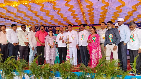 ಚಾಮರಾಜನಗರದ ಡಾ.ಬಿ.ಆರ್.ಅಂಬೇಡ್ಕರ್ ಜಿಲ್ಲಾ ಕ್ರೀಡಾಂಗಣದಲ್ಲಿ ಆಯೋಜಿಸಿದ್ದ ಕ್ರೀಡಾಕೂಟವನ್ನು ಶಾಸಕ ಎ.ಆರ್.ಕೃಷ್ಣಮೂರ್ತಿ ಉದ್ಘಾಟಿಸಿದರು. ಡಾ.ಸಿ.ಎನ್.ರೇಣುಕಾದೇವಿ, ಪಿ.ಮರಿಸ್ವಾಮಿ, ಮಹಮ್ಮದ್‌ಅಸ್ಗರ್ ಮುನ್ನಾ, ಮೋನಾರೋತ್, ಸುರೇಶ್, ಭರತ್ ಭೂಷಣ್, ಶಿವಕುಮಾರಯ್ಯ,ಮಹಾದೇವಸ್ವಾಮಿ ಇದ್ದರು. 