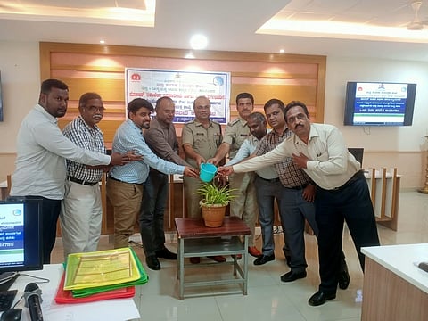 ಚಾಮರಾಜನಗರದ ಜಿಲ್ಲಾ ಪೊಲೀಸ್ ವರಿಷ್ಠಾಧಿಕಾರಿ ಕಚೇರಿಯಲ್ಲಿ ಆಯೋಜಿಸಿದ್ದ ಕಾರ್ಯಾಗಾರವನ್ನು ಎಂ.ಮುತ್ತುರಾಜ್ ಉದ್ಘಾಟಿಸಿದರು. ಡಾ.ಎಸ್.ಚಿದಂಬರ, ಡಾ.ದರ್ಶನ್, ಡಾ.ವಾಸೀಮ್, ಶಶಿಧರ್, ಡಾ.ಅಂಕಪ್ಪ ಇನ್ನಿತರರಿದ್ದರು. 