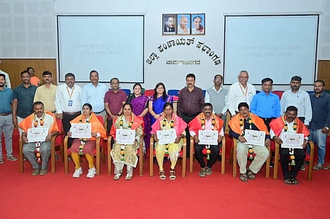 ಚಾಮರಾಜನಗರದ ಜಿಲ್ಲಾ ಪಂಚಾಯಿತಿ ಕೆಡಿಪಿ ಸಭಾಂಗಣದಲ್ಲಿ ಆಯೋಜಿಸಿದ್ದ ಸಭೆಯಲ್ಲಿ ಶೇ.100 ರಷ್ಟು ಪ್ರಗತಿ ಸಾಧಿಸಿದ ಪಿಡಿಓ ಮತ್ತು ತಾಂತ್ರಿಕ ಸಹಾಯಕರನ್ನು ಸನ್ಮಾನಿಸಲಾಯಿತು. ಮೋನಾ ರೋತ್, ಶೃತಿ, ಜಿ.ಹೊನ್ನರಾಜು, ಬಸವರಾಜು, ಸಂತೋಷ್, ಶ್ರೀಕಂಠರಾಜೇ ಅರಸು ಇನ್ನಿತರರಿದ್ದರು. 