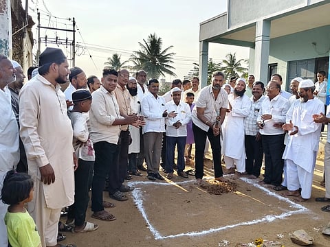 ಸವದತ್ತಿಯ ಗುರ್ಲಹೊಸೂರ ಉರ್ದು ಶಾಲೆಯಲ್ಲಿ ಶಾಲಾ ಕೊಠಡಿ ಕಾಮಗಾರಿಗೆ ಶಾಸಕ ವಿಶ್ವಾಸ ವೈದ್ಯ ಭೂಮಿಪೂಜೆ ನೆರವೇರಿಸಿದರು. ಅಕ್ಬರ್‌ಅಲಿ ಖಾಜಿ, ಚಂದ್ರಣ್ಣ ಶ್ಯಾಮರಾಯನವರ, ಲತೀಫ್ ಸವದತ್ತಿ, ಎ.ಎ್.ಕಂಪ್ಲಿ ಇತರರಿದ್ದರು.